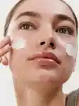 Model applying moisturiser